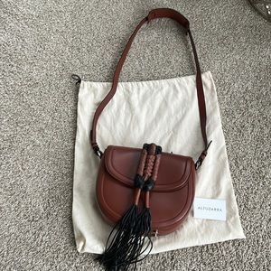 ALTUZARRA 1 MAHOGANY/BLACK
GHIANDA KNOT SML SADDLE BICOLOR SMOOTH L